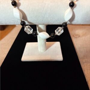 Stunning Vintage Black, white and clear faceted Beaded Necklace. 15”, EUC.